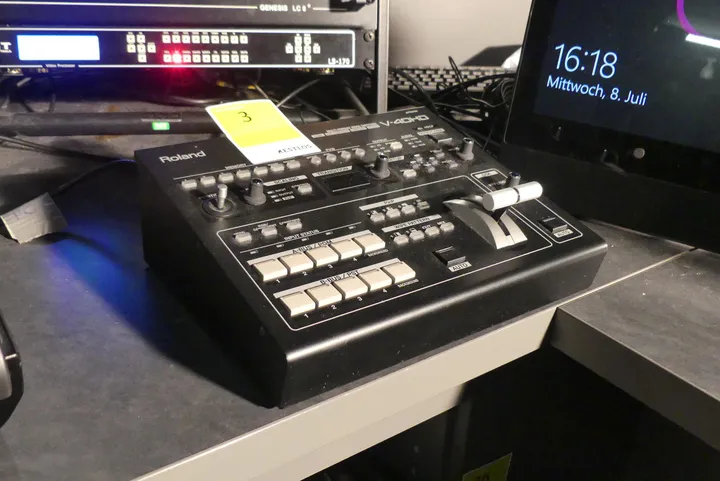 Roland Multi-Format Video Switcher Modell: V-40HD